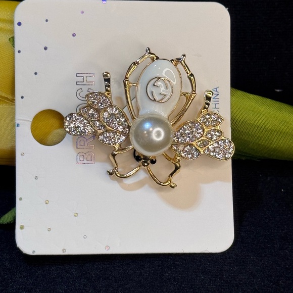 Fashion Jewelry Gold Tone with Faux White on White Pearl and Crystal Bee Brooch - Picture 1 of 9